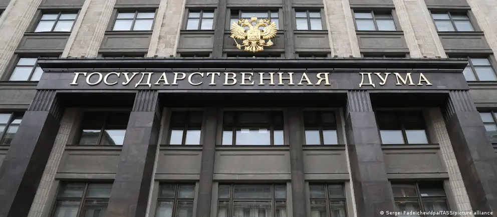 Депутаты приняли закон, который позволяет судам накладывать арест на активы россиян, покинувших страну, в качестве обеспечительной меры по ряду административных статей; поправки начнут действовать с 1 сентября.