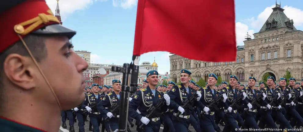 Военную технику и массовые торжества в ряде городов отменили или сократили — власти ссылаются на угрозы безопасности, эксперты указывают на вывод техники на фронт и политическую значимость события.