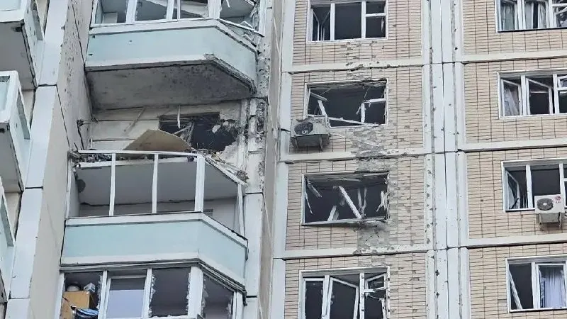Ночные и утренние удары беспилотников привели к человеческим жертвам и повреждениям инфраструктуры в Москве, Московской области и других регионах; Минобороны заявляет о сотнях уничтоженных БПЛА.