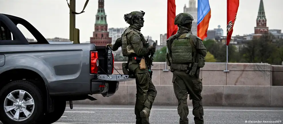 Российские власти отозвали приглашения иностранным журналистам на парад в Москве. Сам марш пройдет в сокращённом формате — без военной техники и с ограничениями из‑за угроз безопасности.