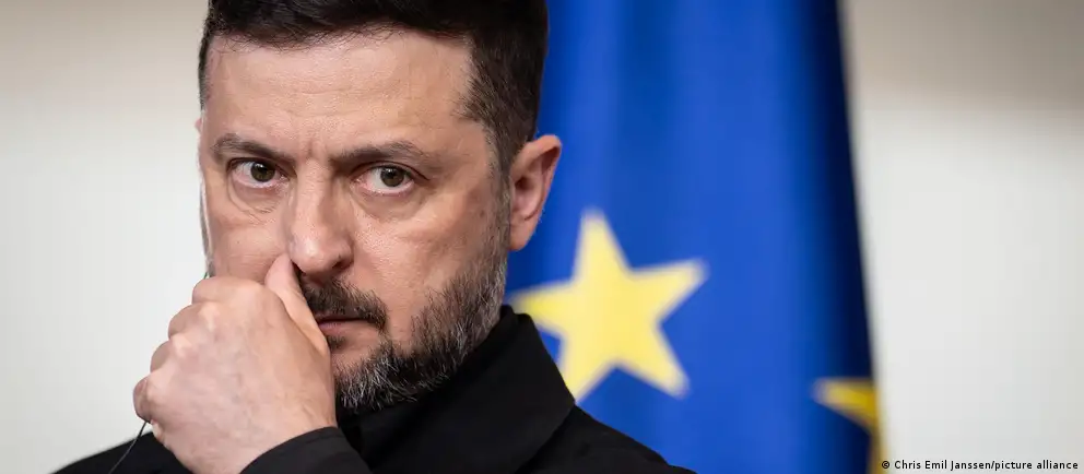 После завершения перемирия по Украине по стране нанесены массированные удары: свыше тысячи дронов и десятки ракет. Президент Украины потребовал от вооружённых сил и спецслужб подготовить варианты ответных мер. Также фиксируют удары дронов по регионам России.