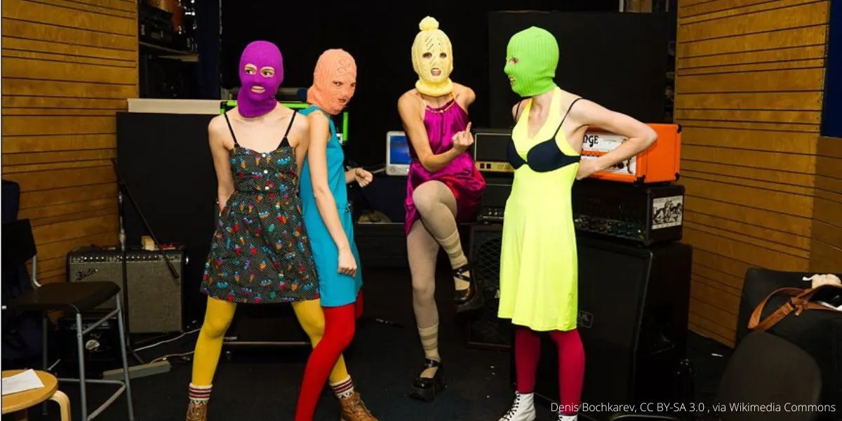 В обновлённом списке Росфинмониторинга указали музыкальный коллектив Pussy Riot как «террористов и экстремистов». Ранее московские суды признали группу экстремистской и заочно приговорили участниц к реальным срокам по делу о «фейках о ВС РФ» — все фигурантки находятся за пределами России.