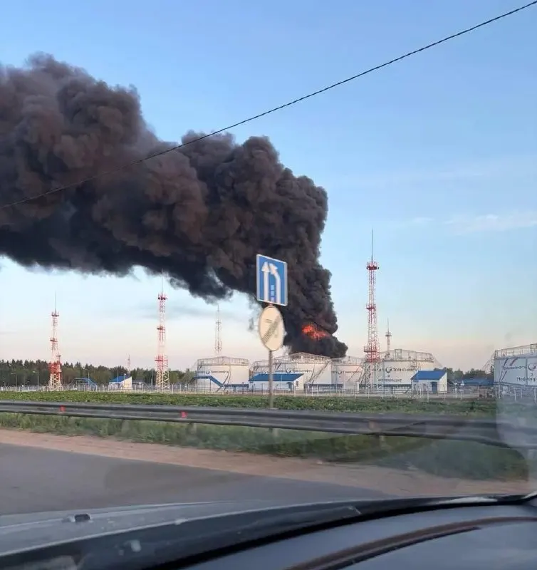 Ночью и утром беспилотники атаковали НПЗ в Капотне, нефтеналивную станцию в Подмосковье и технопарк в Зеленограде. По данным экстренных служб, минимум 3 человека погибли, 12 пострадали; повреждены жилые дома и нарушена работа аэропорта.