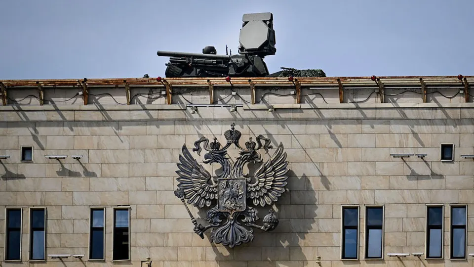 Решение сосредоточить средства ПВО вокруг столицы ради парада на 9 мая создаёт уязвимость в других регионах. Командование украинских беспилотников обещает целиться не в центр Москвы, а по объектам на периферии — прежде всего энергетическим и военным.
