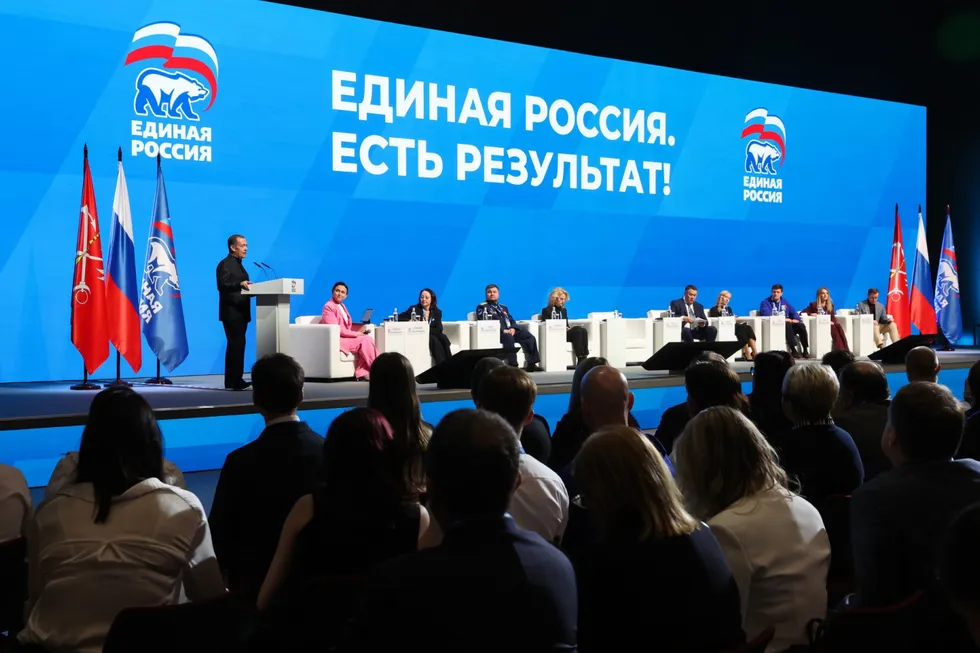 Администрация президента рекомендовала лояльным изданиям не употреблять в заголовках слово «запрет» и смягчить подачу новостей об ограничениях, предлагая вместо этого подсвечивать «позитивные» инициативы партии власти.