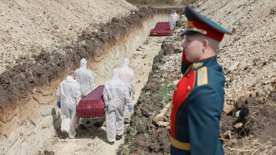 По анализу поимённых списков, реестра наследственных дел и судебной статистики получена минимальная документально обоснованная оценка — около 352 тысяч погибших российских военнослужащих с начала полномасштабного вторжения до конца 2025 года.
