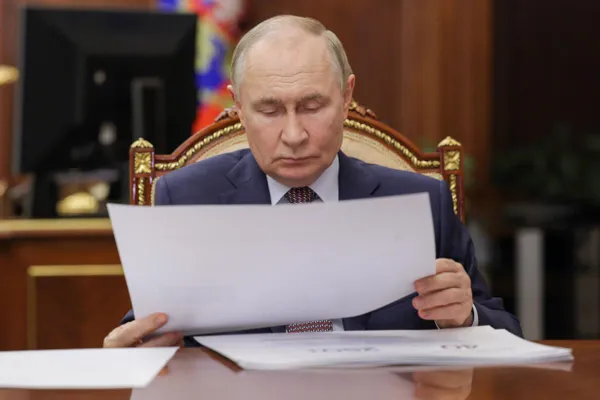 По данным отчёта европейской разведки, служба охраны президента значительно ужесточила меры безопасности вокруг Владимира Путина из‑за опасений заговоров и возможных покушений; часть сведений остаётся трудно проверяемой.