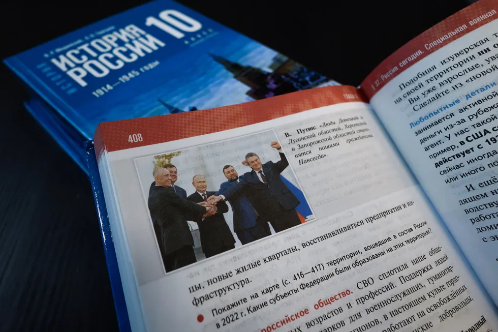 Учебники для 6–9 классов 2025 года строят рассказ о прошлом так, чтобы оправдать современные государственные проекты: современные символы и монументы внедряются в древнюю историю, замалчиваются неудобные факты и даются упрощённые идеологические трактовки.