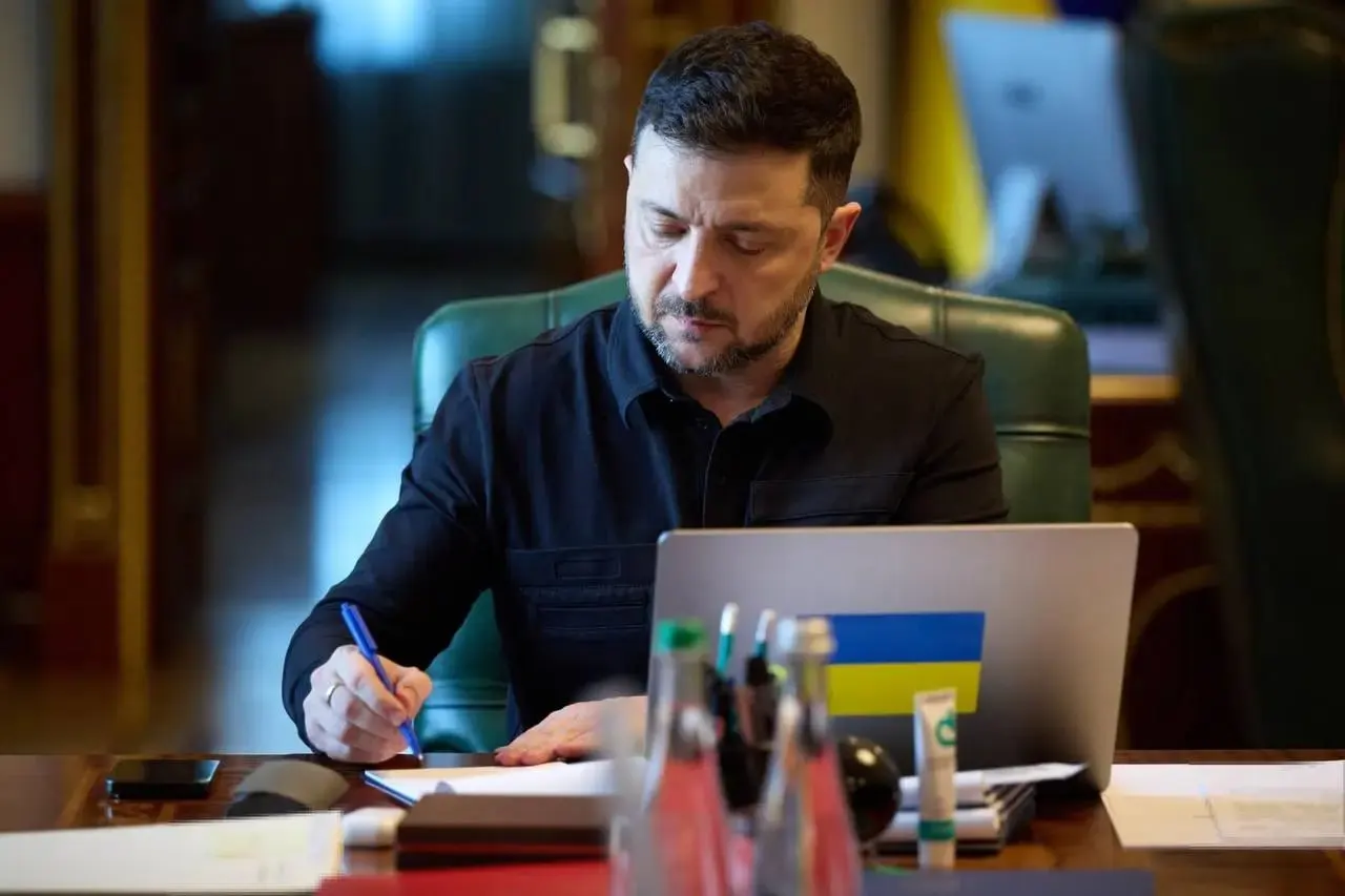 Президент Украины сообщил о введении режима тишины с 00:00 в ночь на 6 мая и пообещал действовать зеркально в ответ на заявление Москвы о перемирии 8–9 мая; российское Минобороны ранее объявило об одностороннем прекращении огня и предупредило о возможном ответном ударе.