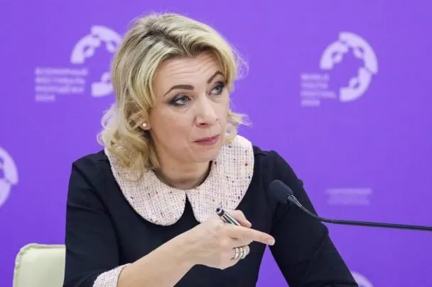 Официальный представитель МИД РФ заявила, что сотрудники Госдепартамента уведомляют российских дипломатов о том, что их дети, рождённые в США, якобы автоматически получают американское гражданство, хотя семьи не подавали соответствующих заявлений.