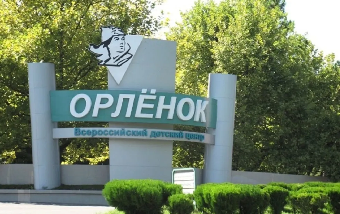 Евросоюз включил в список 16 человек и семь организаций, в том числе детские центры и крымские учебные заведения; Великобритания ввела ограничения против 85 физических и юридических лиц, среди которых руководители молодёжных структур и вуз.