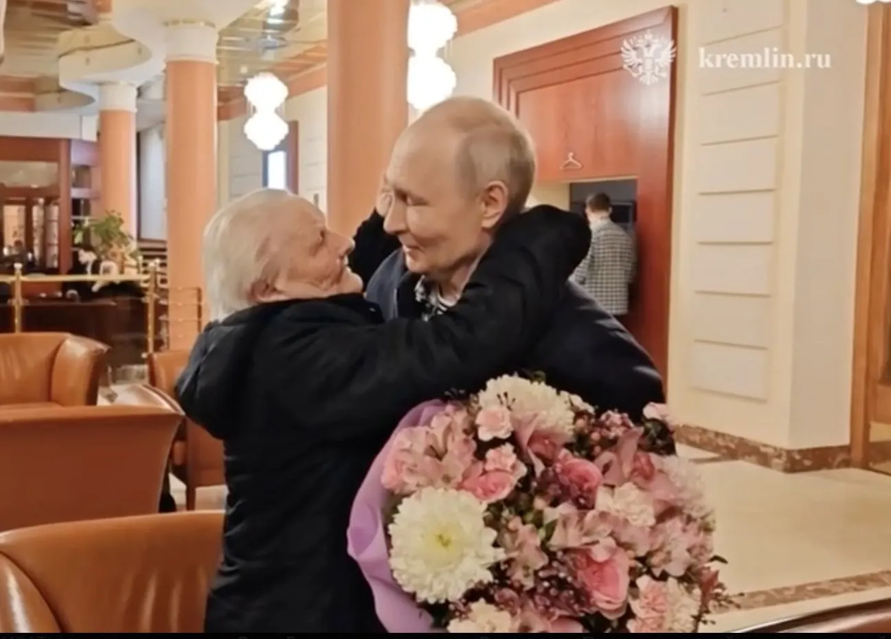 Учительница обняла и поцеловала президента и не скрывала слёз — короткая встреча вызвала сильные эмоции у обеих сторон.