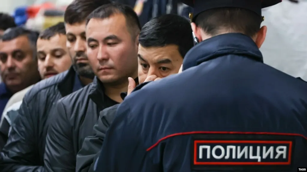 Проект расширяет перечень административных правонарушений, за которые иностранцев и лиц без гражданства могут выдворить из России — число таких нарушений станет до 58; меняются и процедуры выдворения.