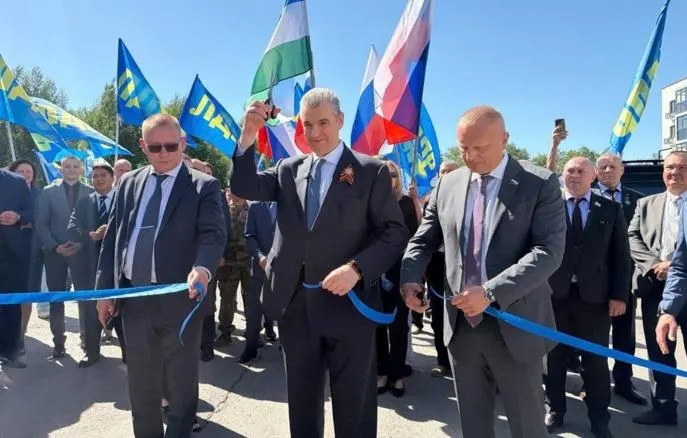 На западе Уфы торжественно открыли новую улицу длиной около 800 метров, названную в честь Владимира Жириновского. Решение было утверждено горсоветом после повторного опроса жителей; на церемонии присутствовал депутат Леонид Слуцкий.