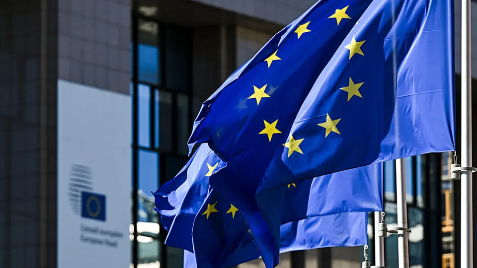 После смены власти в Венгрии лидеры ЕС обсуждают идею увеличения срока продления санкций с шести месяцев до года и возможный мини‑пакет мер против российских структур.