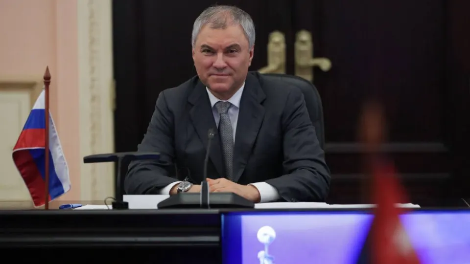 Спикер Госдумы заявил, что применение западного оружия и спутниковых технологий для ударов по гражданским объектам может вынудить Россию ответить «оружием, которое не оставит следа». Это заявление последовало за атакой на Старобельск и масштабными ударами по Киеву.
