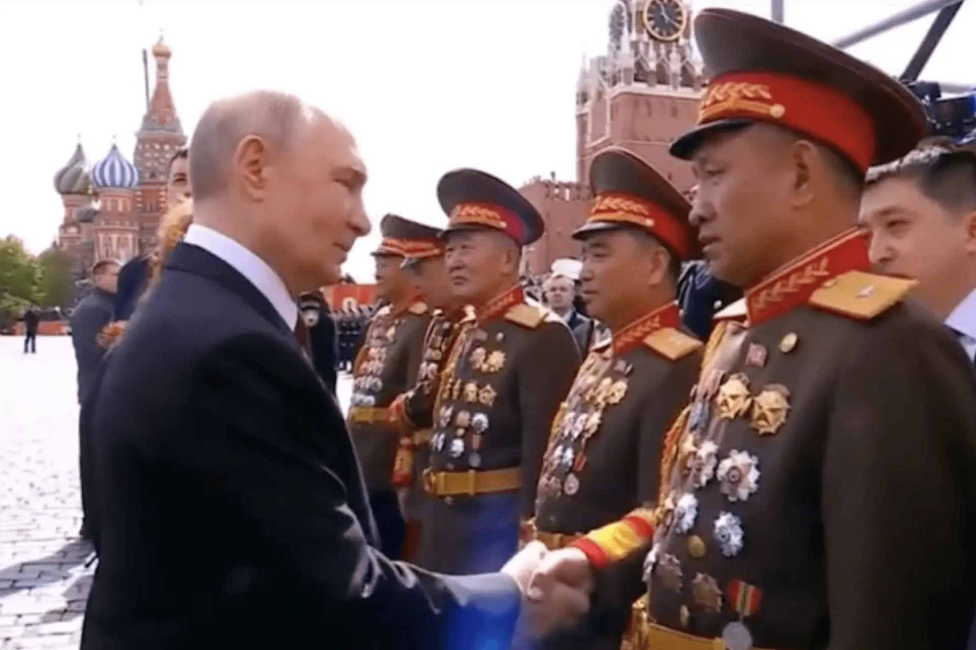 В декабре 2025 года в закрытой церемонии президент якобы вручил государственные награды высшим офицерам Корейской народной армии, участвовавшим в операции в Курской области — факт стал известен после открытия экспозиции в Пхеньяне.