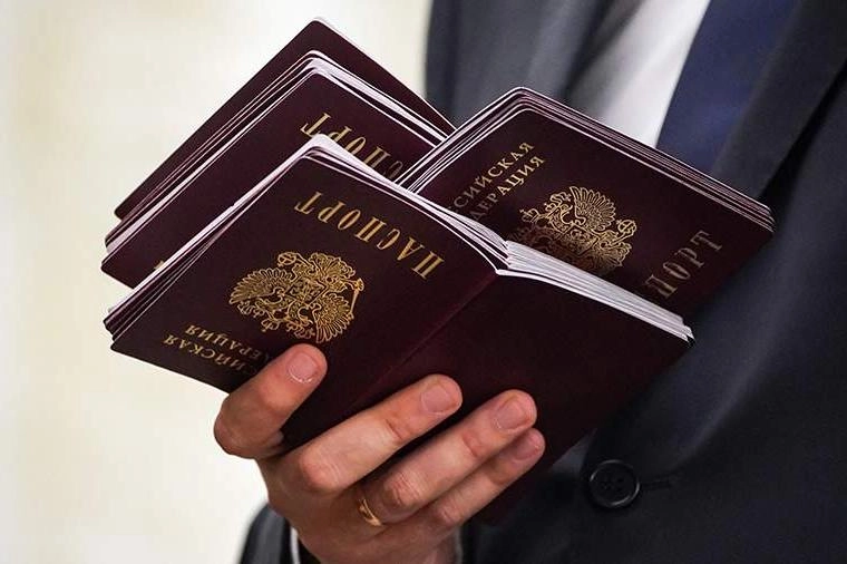 Депутаты намерены внести поправки, которые позволят делать исключения при выдаче ВНЖ и гражданства иностранцам с неснятыми судимостями, если их, по мнению законодателей, незаконно преследовали за поддержку России и спецоперации.
