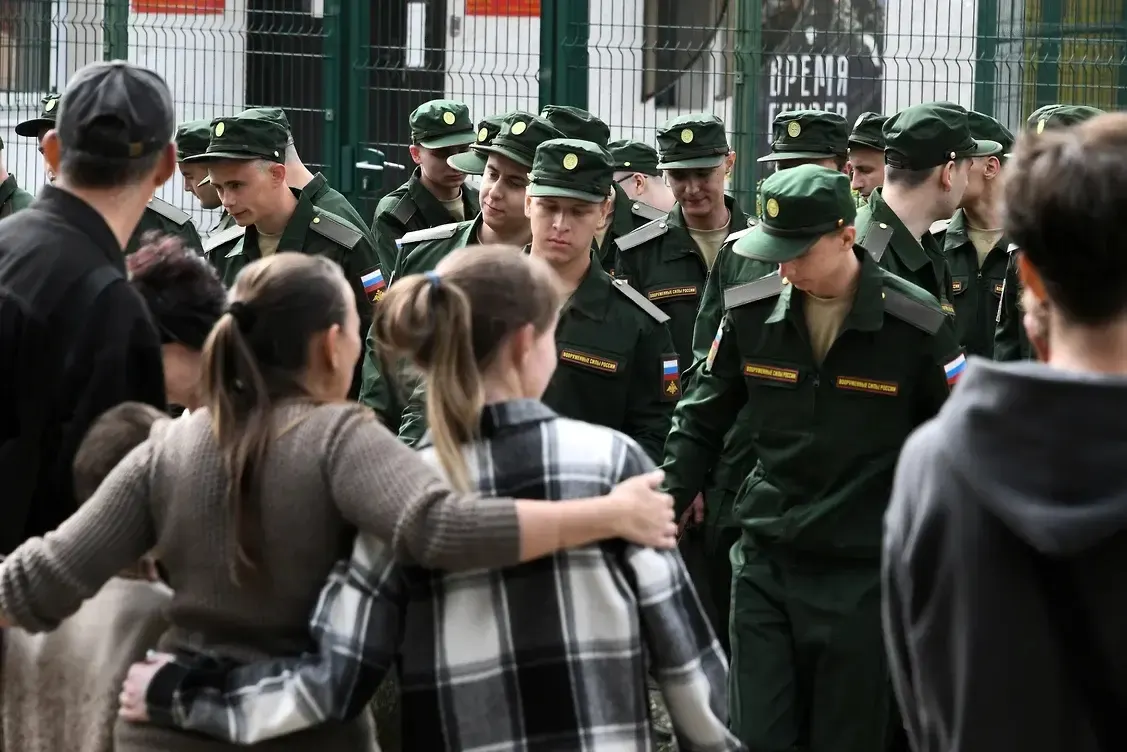 Женщины считают, что новые требования — одновременно трёхлетнее совместное проживание и наличие общего ребёнка — лишают многих права на пособий и льгот; первая жалоба уже направлена в Верховный суд.