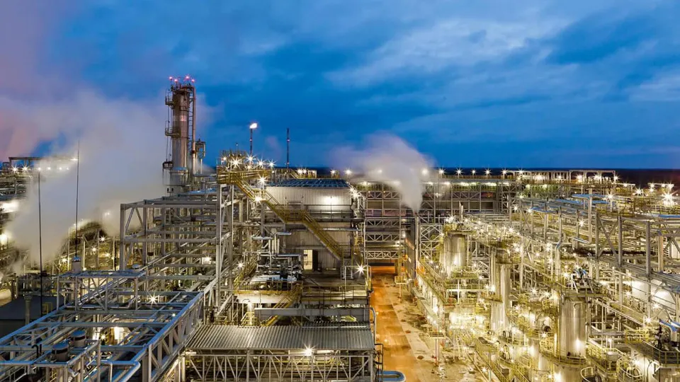 После удара беспилотников 5 мая Киришинский нефтеперерабатывающий завод «Кинеф» в Ленинградской области не работает и приостановил отгрузку нефтепродуктов — повреждены установки первичной переработки, нефтепровод и резервуары; восстановление может занять месяцы.