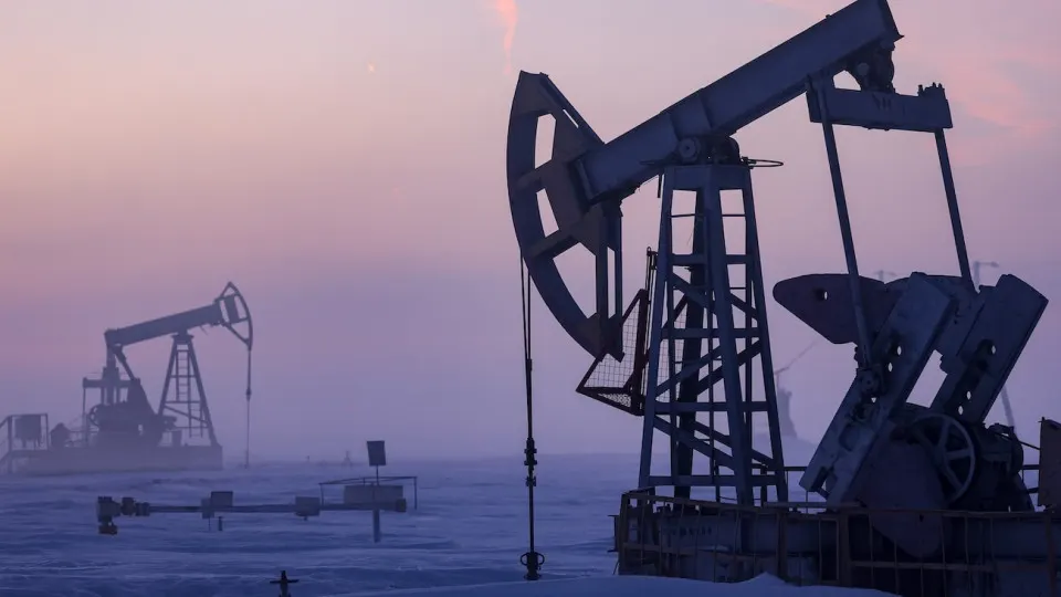 Минэкономразвития прогнозирует снижение добычи нефти в 2026 году до исторического минимума за последние 17 лет. Причины — ухудшение финансового положения компаний, сокращение бурения и ограничения, связанные с военными обстоятельствами.