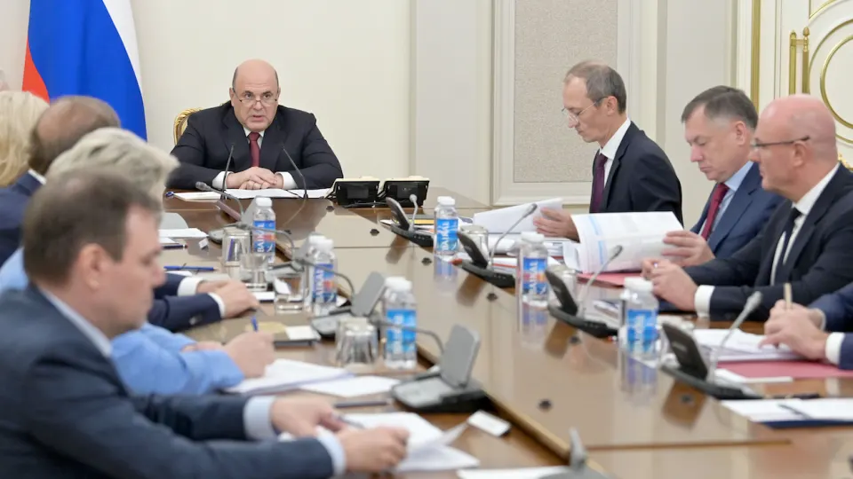 Кабмин обязал крупнейшие нефтяные компании заключить соглашения о стабилизации внутреннего рынка бензина и дизеля: Минэнерго будет задавать рекомендации по объёмам производства, отгрузкам и ценам на АЗС.