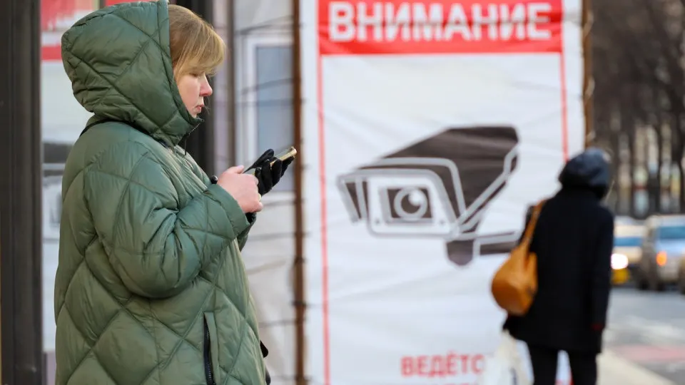 Пользователи замечают, что сообщения с указаниями на ключи для VPN пропадают из чатов без согласия, а при повторной отправке возникает выход из аккаунта. Одновременно в госуслугах вводят ограничения на использование VPN.