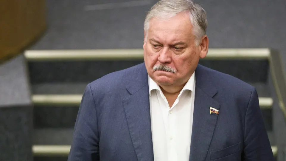 Первый зампред комитета Госдумы Константин Затулин обвинил Латвию и Эстонию в нарушении обещаний, данных при развале СССР, — по его словам, им ввели статус «неграждан» и создали системные сложности для русскоязычных. Заявления прозвучали на фоне законопроекта о возможности применения войск за рубежом для защиты россиян и усилившихся международных предупреждений о рисках эскалации.