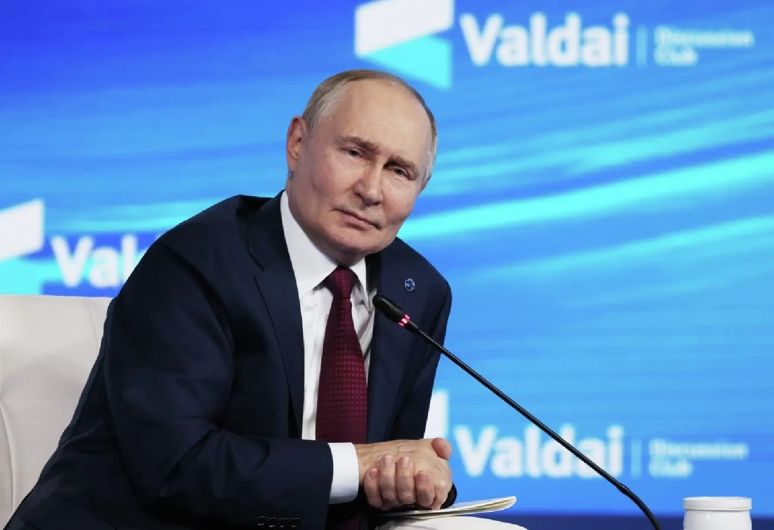Международный уголовный суд разъяснил, что приглашение на переговоры само по себе не освобождает от ордера на арест; исключение — переговоры, организованные ООН, либо приостановка преследования по резолюции Совбеза по Главе VII.