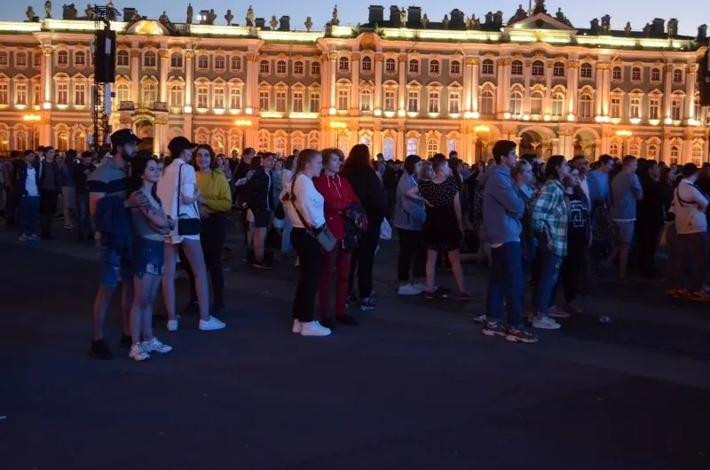 Ночная программа «Алые паруса» соберёт десятки тысяч выпускников, государство утвердило 300 приоритетных образовательных программ и увеличило число бюджетных мест; в Смоленске пройдут праздничные мероприятия ко Дню молодёжи.