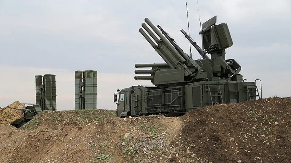 Военные используют новую систему радиоэлектронной борьбы, которая способна заглушать сигнал Starlink на площади до 20 км². Комплексы производит симферопольская фирма, их стоимость оценивают в ~1,5 млн долларов; украинские силы уже фиксируют и уничтожают такие установки, а в России приняли запрет на ввоз несертифицированных спутниковых терминалов.