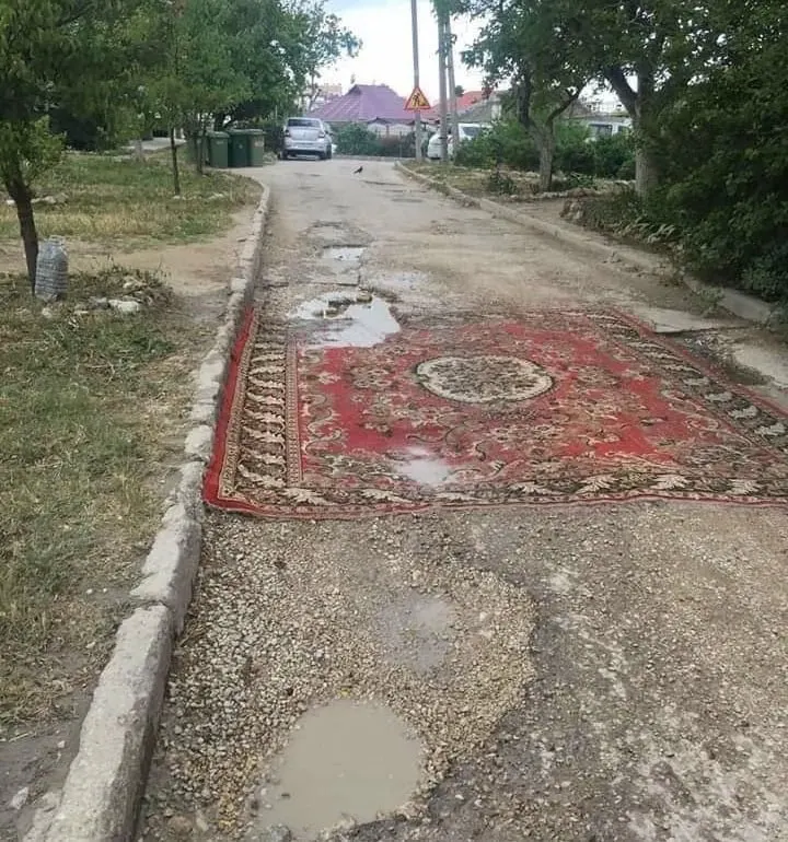 В Госдуму внесён законопроект, который позволит жителям самостоятельно менять асфальт во дворах и на местных дорогах. Сейчас за такие работы без согласования грозит штраф до 10 тысяч рублей. Правительство инициативу не поддержало, пояснив, что ремонтом должны заниматься специалисты.