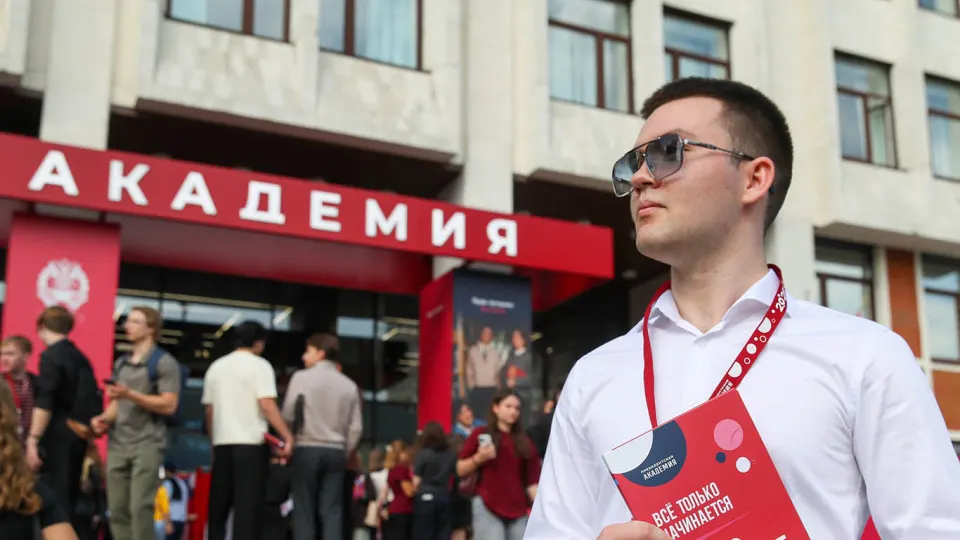 Московский филиал РАНХиГС разослал предложение о вступлении в добровольческий отряд «БАРС‑Москва»: год службы, ежемесячные выплаты 200 тыс. руб., премии за сбитые БПЛА и соцгарантии для семей. Параллельно идёт общенациональная кампания по набору в войска беспилотных систем.