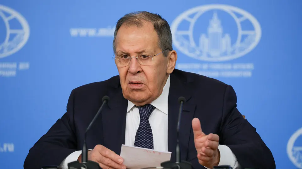 Глава МИД РФ Сергей Лавров заявил, что европейские лидеры предъявили Москве ультиматум, призывающий к немедленному перемирию, переговорам и возмещению ущерба Украине. По его словам, такие шаги не восстановят доверие и несут риски эскалации.