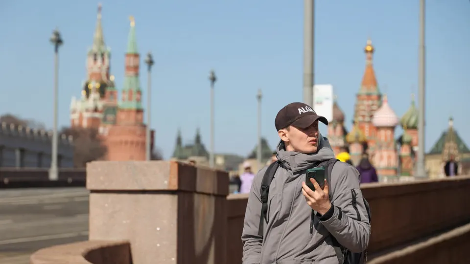 Правительство планирует ввести информационную систему с идентификаторами мобильных устройств (IMEI): операторы будут передавать данные и блокировать SIM‑карты на запрещённых или компрометированных телефонах. Постановление может вступить в силу 1 марта 2027 года.