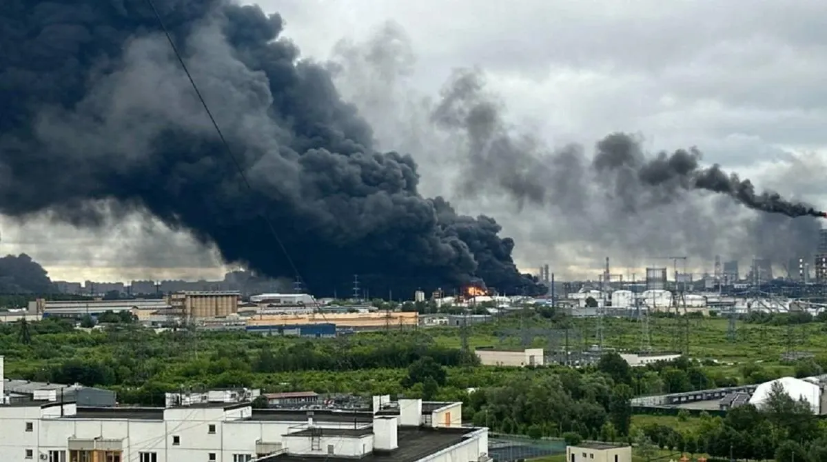 Атаки на НПЗ сократили выпуск бензина и вызвали локальные дефициты и рост цен. Однако сильнее по доходам бюджета бьёт падение мировых цен на нефть после разблокирования Ормузского пролива; эксперты предлагают жёстче контролировать «теневой флот».