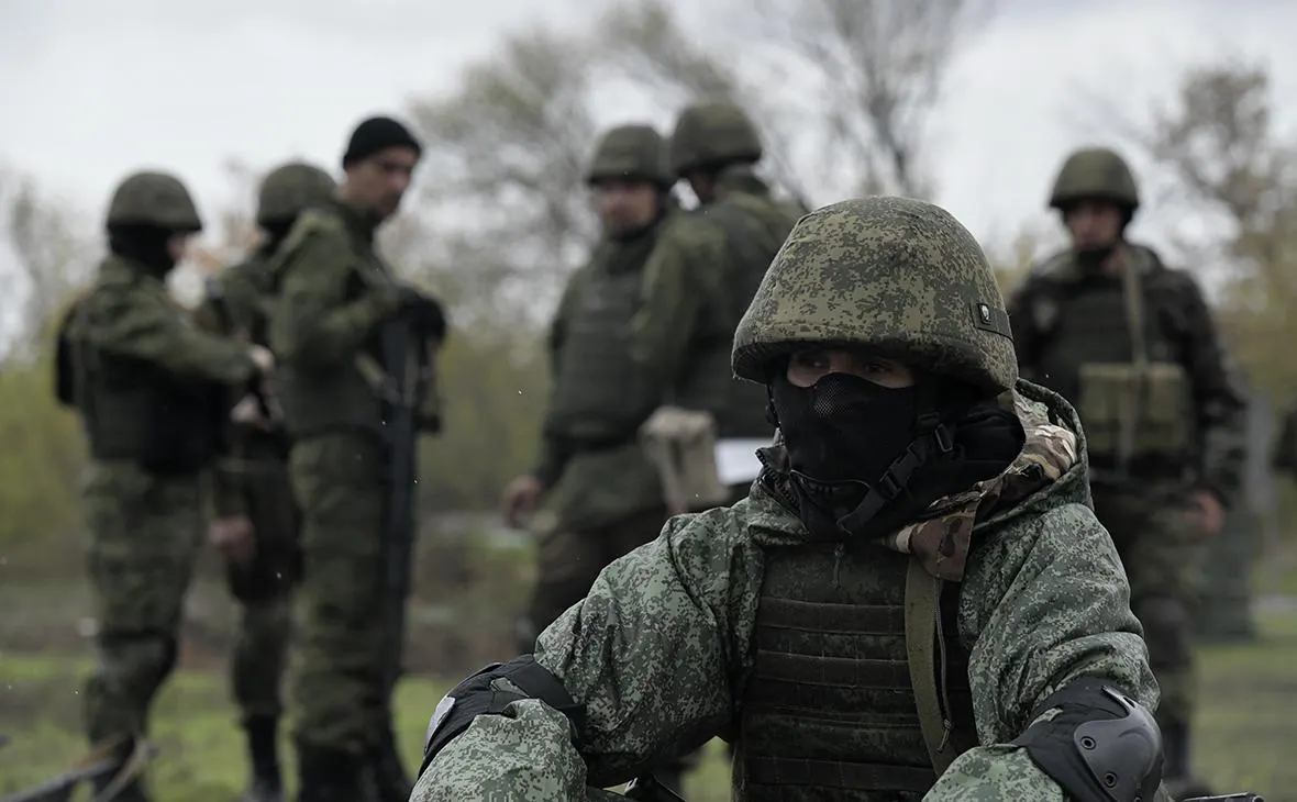 Бывшие чиновники, военные эксперты и западные разведки предупреждают о тактическом и технологическом преимуществе Украины; в Москве рассматривают масштабную мобилизацию людей и ресурсов, но окончательного решения пока нет.