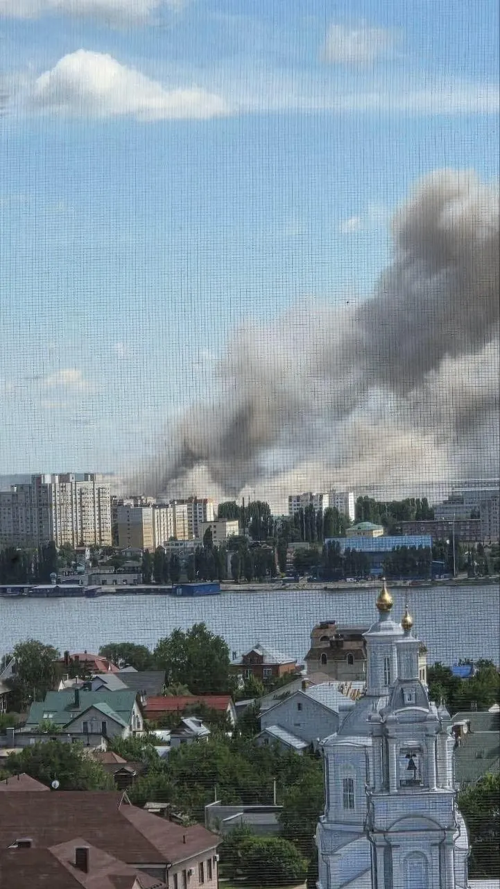 Сообщают о поражениях на заводе полупроводниковых приборов во Воронежe, жители слышали взрывы; в ряде прилегающих областей объявлена ракетная опасность.