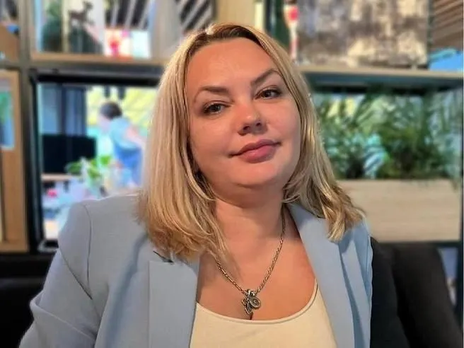 Жалоба оспаривает передачу материалов уголовного дела в Краснодарский край; заседание назначено на 22 июля. По делу проходят 12 человек, их обвиняют в мошенничестве и даче/получении взяток.