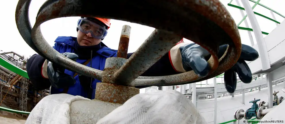 Утром 25 июня беспилотники нанесли удары по нефтеперерабатывающим мощностям в Уфе: в результате загорелись установки, пострадали как минимум два завода. Власти и военные подтверждают атаку, происходят проверки и мониторинг возможных последствий для снабжения топлива.