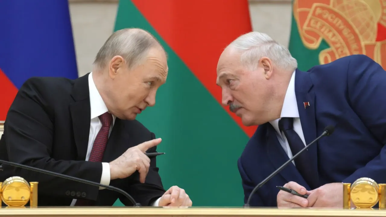 26 июня в резиденции на Валдае прошла закрытая беседа президентов России и Белоруссии. Официальных подробных заявлений не было: стороны ограничились общими формулировками о безопасности и сотрудничестве.