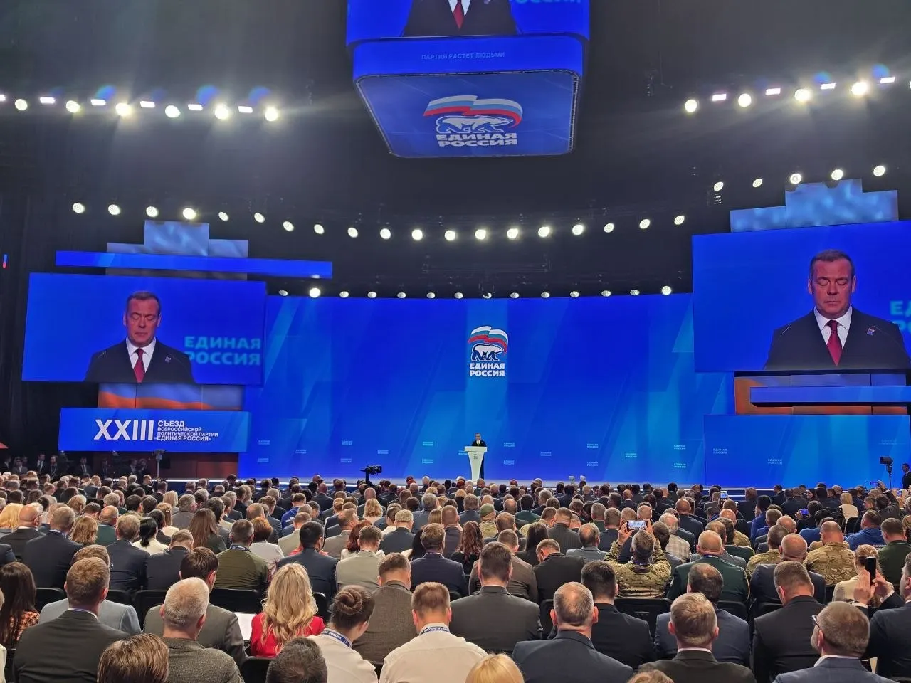 Лидер партии на съезде представил топ‑5 общефедерального списка: в него вошли министр иностранных дел, мэр Москвы, военный корреспондент, уполномоченная по правам ребёнка и глава штаба «Юнармии». Выборы назначены на 20 сентября.