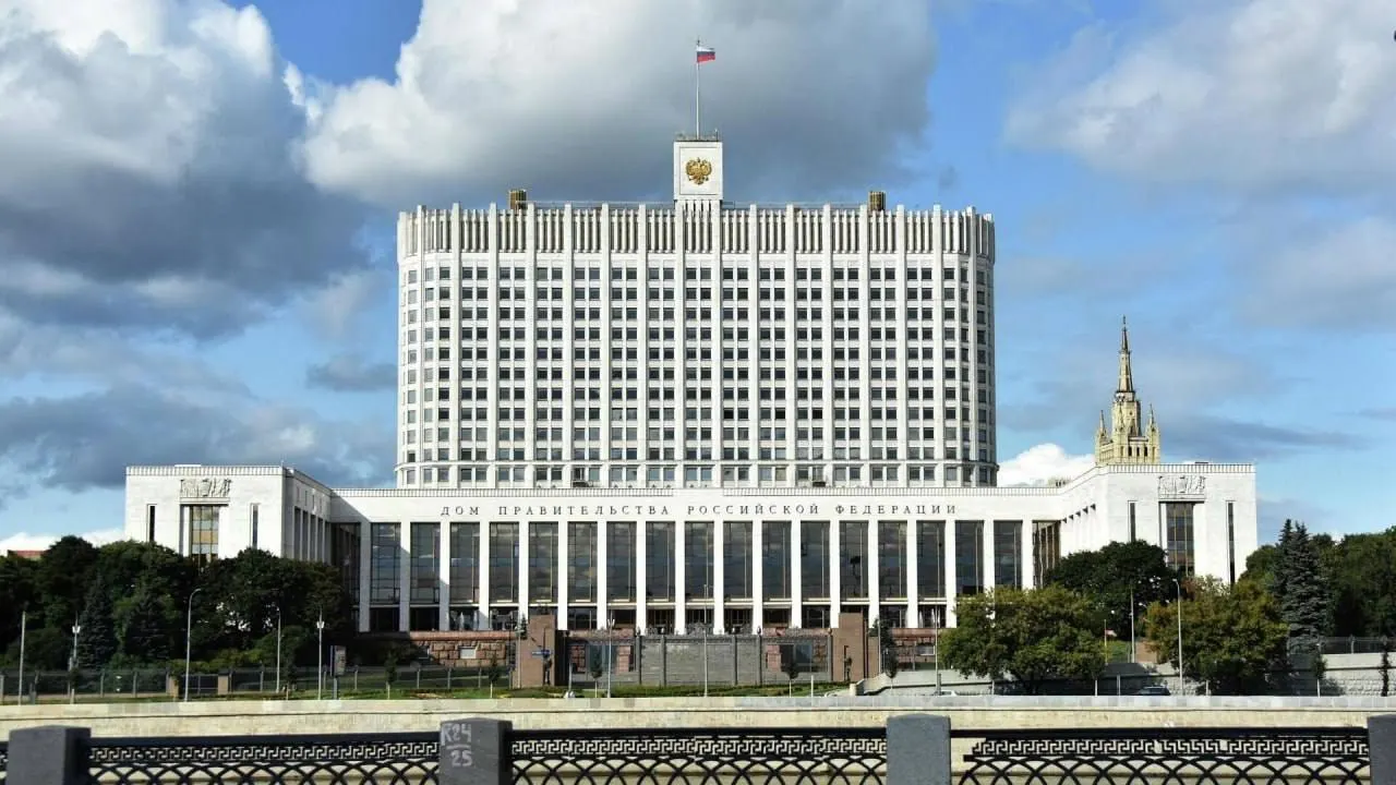 Законопроект предлагает полную или частичную компенсацию утильсбора для семей с тремя и более детьми. В правительстве указывают на дополнительные бюджетные расходы и отсутствие чётких источников финансирования.