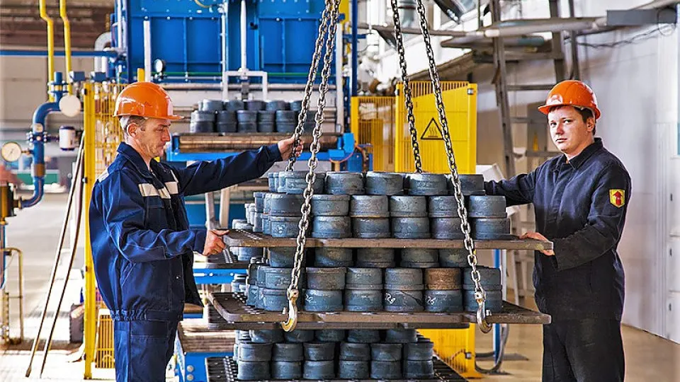 Лефортовский райсуд Москвы по требованию Генпрокуратуры наложил арест на активы Европейской подшипниковой корпорации (ЕПК) — включая заводы в Волжском, Саратове и Самаре. Инициатива связана с проверкой заявлений экс‑депутата и действиями, которые надзорное ведомство считает инсценировкой приостановки производства.
