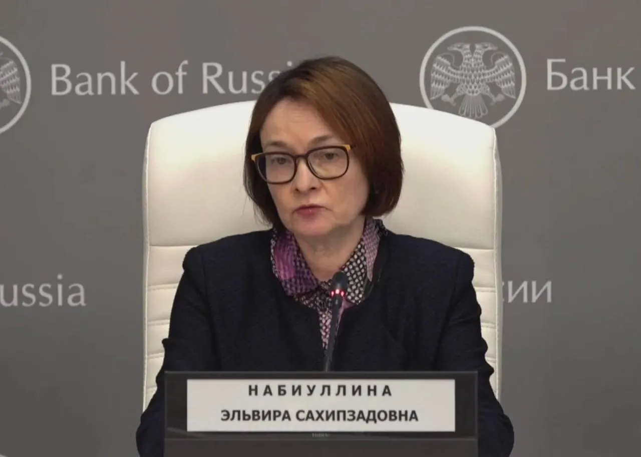 Глава Центробанка вернулась к рабочим встречам после краткой болезни: подтвердила, что перенесла простуду и на некоторое время потеряла голос, поблагодарила тех, кто беспокоился; на пресс‑конференции не было её привычных брошей, некоторые отметили изменение внешнего вида.