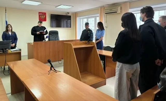 Центральный районный суд Оренбурга приговорил троих сотрудников бара к реальным срокам по обвинению в организации и участии в деятельности, признанной экстремистской. Это первое такое решение после признания «движения ЛГБТ» экстремистским в ноябре 2023 года.