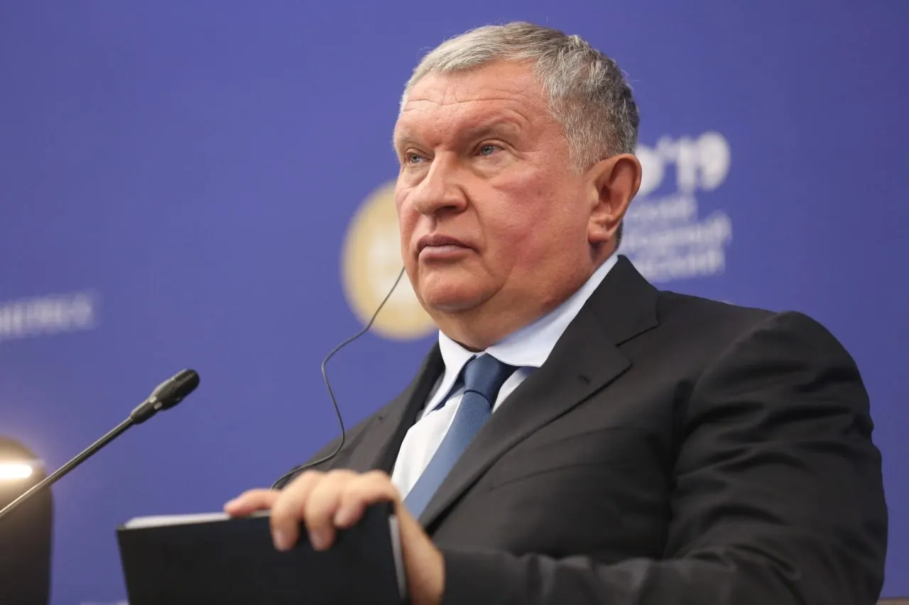 Он направил президенту пакет инициатив: временная приостановка обязательных биржевых продаж топлива, обязательная направленность части сырья на переработку в России, пересмотр методики расчёта нормативов и меры по импорту топлива.