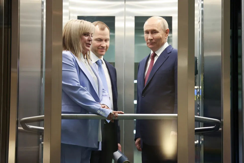 Руководство силовых структур настаивает на переносе или отмене выборов в Госдуму из‑за ухудшения экономической ситуации и угроз безопасности; в администрации президента идут споры, а официально базовый сценарий — сохранить сентябрьские даты.
