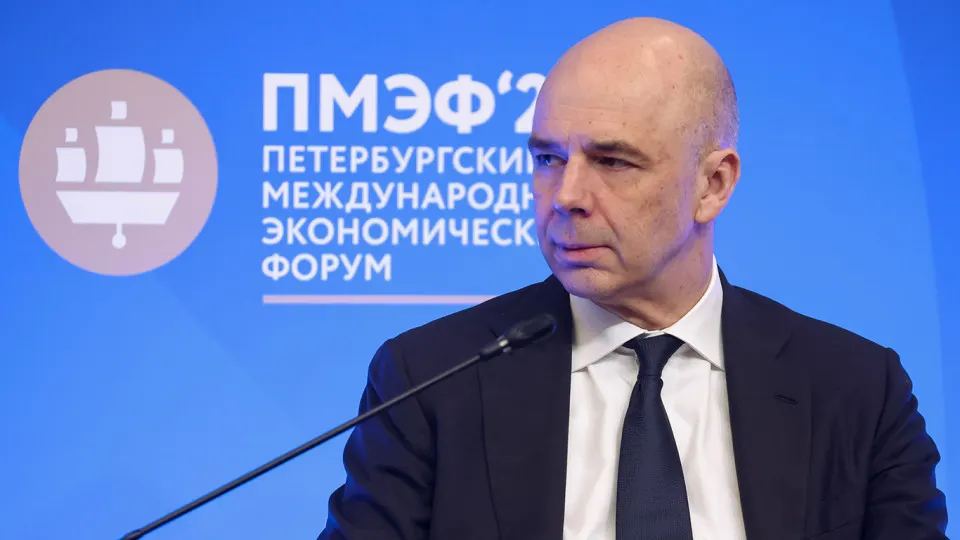 По оперативной оценке Счетной палаты, по итогам года доходы федерального бюджета могут составить 38,2 трлн руб. — примерно на 2,1 трлн руб. (5,2%) меньше, чем предусмотрено законом о бюджете. Основные причины — недобор нефтегазовых поступлений из‑за более низких цен на нефть и укрепления рубля.