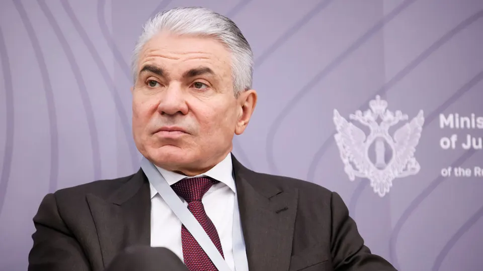 Замминистра юстиции выступил за обязательные «фильтры национальной безопасности» в крупных российских моделях ИИ, предложив возложить ответственность на владельцев нейросетей и ввести административную, уголовную или финансовую ответственность за нарушения.